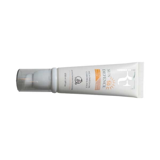 کرم ضد آفتاب بژ روشن SPF50 رویال فم مناسب پوست خشک و حساس حجم 50 میلی لیتر